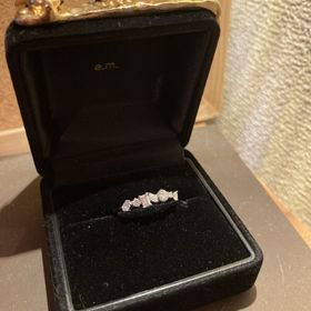 【e.m.の口コミ】 結婚指輪はシンプルなものになるので、婚約指輪くらいキラキラしてても良…