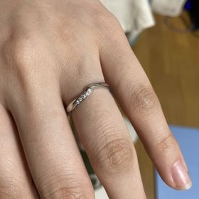 【RosettE(ロゼット)の口コミ】 シンプルなデザインの指輪を探していましたのでスタッフの方に数種類をピ…