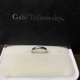 【Gabi Tolkowsky(ガビ・トルコフスキー)】の口コミ 夫人とお揃いで付けたかったのでシンプルなものにしました。真ん中に１つダ...