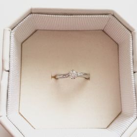 【4℃ BRIDAL(ヨンドシーブライダル)の口コミ】 私は婚約指輪とはいえ、毎日つけたい希望がありましたので、普段使いがで…