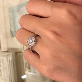 【Mariage ent(マリアージュエント)の口コミ】 ダイヤモンドが高品質でキラキラとした輝きである事や、花をモチーフにし…