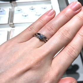 【アイプリモ(I-PRIMO)の口コミ】 自分の指に合うデザインを選んで下さり、婚約指輪との重ね付けが完璧でし…