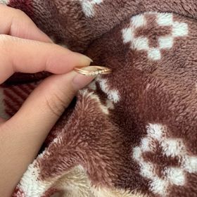 【canal4℃(カナルヨンドシー)の口コミ】 指輪のデザインは石が斜めに着いているのがワンポイントで可愛さをアップ…