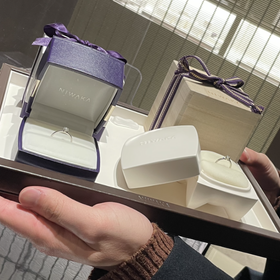 【俄(にわか)の口コミ】 ダイヤの左右にも細かなダイヤがついていますが、派手にならず華やかな印…