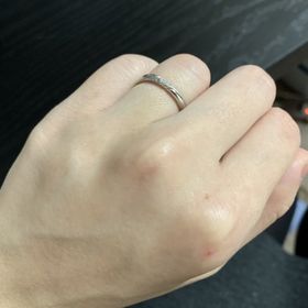 【エクセルコダイヤモンド(EXELCO DIAMOND)の口コミ】 指輪をつけた際、指が綺麗に見えるようひねりのあるデザインを探していま…