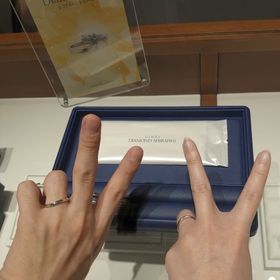 【銀座ダイヤモンドシライシの口コミ】 ウェーブ感がとてもよくゴールドの色味がとてもいい感じでした。
男性の指…