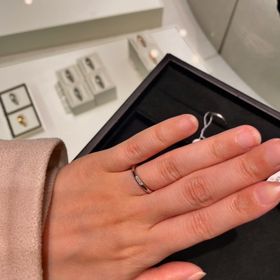 【ティファニー(Tiffany & Co.)の口コミ】 誰もが憧れるブランドだと思います。
シンプルな指輪を探してましたが、ダ…