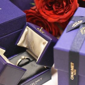 【ショーメ(CHAUMET)の口コミ】 くっきりとした直線的なデザイン、他のリングと比べてやや幅のあるバンド…