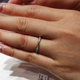 【シャネル(CHANEL)の口コミ】 シャネルのカメリアシリーズの結婚指輪です。
上から見るとお花のモチーフ…