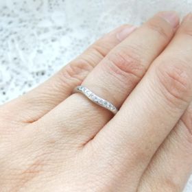 【ティファニー(Tiffany & Co.)の口コミ】 婚約指輪のデザインにフィットするものを探していました。
カーブのライン…