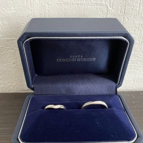 【銀座ダイヤモンドシライシの口コミ】 婚約指輪がゆるいＶ字のデザインになっているので結婚指輪と重ねて付けら…