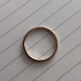 【AHKAH(アーカー)の口コミ】 シンプルで飽きのこないデザインをさがしてました。私も夫も小柄で手の大…