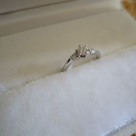 【STAR JEWELRY(スタージュエリー)の口コミ】 オーソドックスなデザインの婚約指輪を探していましたが、指が短いためス…