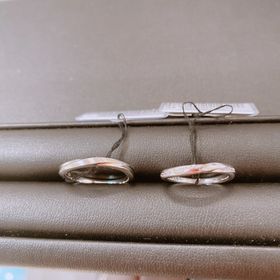 【エクセルコダイヤモンド(EXELCO DIAMOND)の口コミ】 私は、デザインと価格を見て決めました。
色んなお店の指輪をインターネッ…