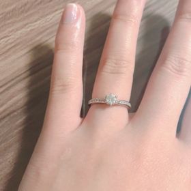 【銀座ダイヤモンドシライシの口コミ】 ・細かいメレダイヤが上品にキラキラ輝いているデザイ 
   ンに惹かれまし…