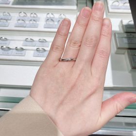 【アイプリモ(I-PRIMO)の口コミ】 ゆるやかなウェーブが柔らかい雰囲気で、飽きのこないデザインだと思いま…