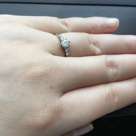 【YUKIZAKI BRIDAL(ユキザキブライダル)の口コミ】 メレダイヤがついた婚約指輪を探していましたが、私には少し派手だと感じ…