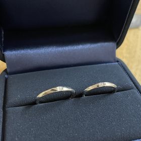 【4℃ BRIDAL(ヨンドシーブライダル)の口コミ】 指輪はストレートですが、ウェーブ様のデザインが入っており私達的にはか…