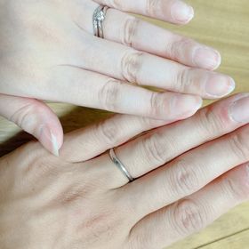 【A DEUX(アドゥー)の口コミ】 婚約指輪との重ね付けをしたくて、重ね付けに適したもので予算内におさま…