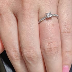 【ティファニー(Tiffany & Co.)の口コミ】 スクエアタイプのデザインが珍しく、一目惚れしました。0.3カラットを超え…