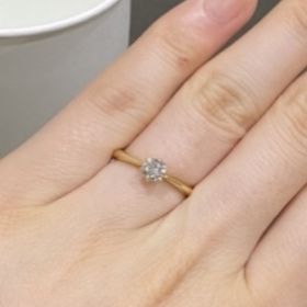 【銀座ダイヤモンドシライシの口コミ】 シンプルですが、ラインがとても綺麗です。
また、他の人はプラチナが多い…