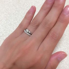 【銀座ダイヤモンドシライシの口コミ】 当初より重ねづけできるリングを探していました。マリッジが少しＶ字にな…