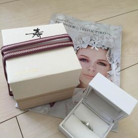 【トリニティ(Trinity)の口コミ】 資料請求をしてたくさんの指輪を見ていましたが、一番ピンっと来ていたデ…