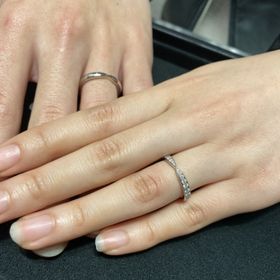 【ティファニー(Tiffany & Co.)の口コミ】 試着した指輪は女性の方はハーフエタニティーでダイヤモンドが散りばめら…