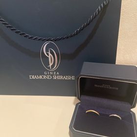 【銀座ダイヤモンドシライシの口コミ】 旦那さんはゴールドの素材がよく、私はプラチナがよかったので、指輪のデ…