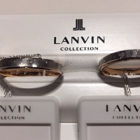 【LANVIN(ランバン)の口コミ】 全体的に光沢を抑えるような刻みが入っていて、そこに女性用の指輪にはダ…