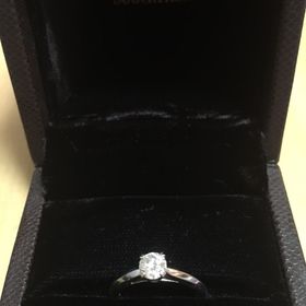 【ブシュロン(BOUCHERON)の口コミ】 結婚指輪とセットにしたときに指がとてもきれいに見えました。
シンプルな…