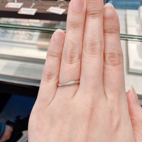 【アイプリモ(I-PRIMO)の口コミ】 滑らかなウェーブがかかっているデザインで、ダイヤも多く一気に手元を華…