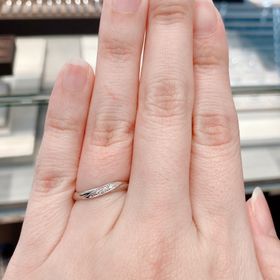 【アイプリモ(I-PRIMO)の口コミ】 シンプルなベースの中央につけられた3つのダイヤが存在感がありシンプルす…