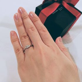 【ラザール ダイヤモンド(LAZARE DIAMOND)の口コミ】 シンプルかつ華やかなデザインだったため、購入を決めました。ダイヤモン…
