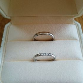 【MIKIMOTO(ミキモト)の口コミ】 婚約指輪と同時に購入したので、シンプルなデザインで婚約指輪と重ね着け…