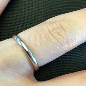 【ショーメ(CHAUMET)の口コミ】 結婚指輪を探すにあたり、妻はダイヤ付きでキラキラしたデザインの指輪を…