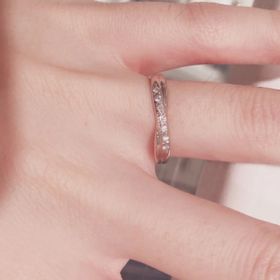 【ジュエリーツツミ(JEWELRY TSUTSUMI)の口コミ】 シンプルなデザインでつけ心地が良かった点が決め手です。またメレダイヤ…