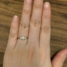 【銀座ダイヤモンドシライシの口コミ】 ダイヤの石を相談しながら選べたところがよかったです。
私たちは予算内で…