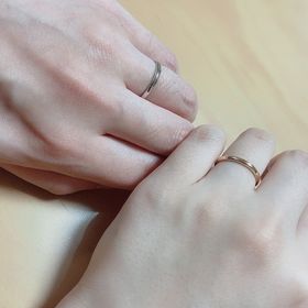 【銀座ダイヤモンドシライシの口コミ】 デザインのシンプルさ、価格、細さが選べるところ。
２人でもともと理想と…