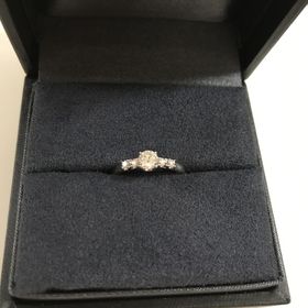 【ラザール ダイヤモンド(LAZARE DIAMOND)の口コミ】 世界三大カッティングのお店と聞いて決めました。
某有名ハイブランドとも…