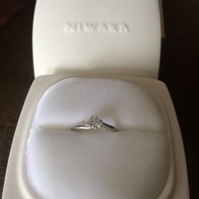 【俄(にわか)の口コミ】 指輪のデザインと名前が決めてでした。
月彩は石が全部で3つ付いており、…