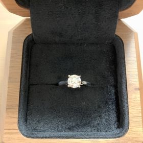 【TANZO.(鍛造指輪)の口コミ】 当初、有名なハイジュエラーのソリテールを検討していましが細かなデザイ…