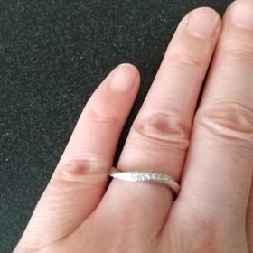 【Desserts(デザート)の口コミ】 品良く見えるデザインです。指にはめた時細く見えるのもポイントで。好き…