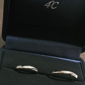 【4℃ BRIDAL(ヨンドシーブライダル)の口コミ】 職業柄、あまり派手なものがつけられないのですが、こちらでシンプルであ…