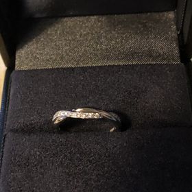 【ラザール ダイヤモンド(LAZARE DIAMOND)の口コミ】 ダイヤがなんといっても綺麗です。
シリアルナンバーも入っていて、マイダ…