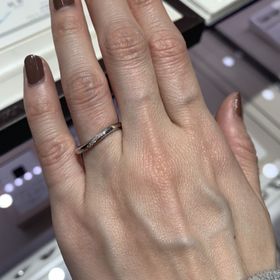 【俄(にわか)の口コミ】 細めのリングにメレダイヤが右斜めラインに入ってるものです。俄で気にな…