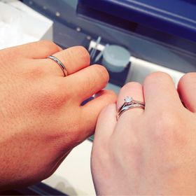 【銀座ダイヤモンドシライシの口コミ】 女性のものは、婚約指輪とセットでつけられることと、単独でつけてもキラ…