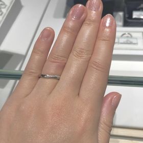 【銀座ダイヤモンドシライシの口コミ】 一番の決め手は指輪のデザインです。
気になる指輪をいくつか試着させて貰…