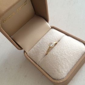 【AMOUR AMULET(アムール・アミュレット)の口コミ】 ダイヤの大きさ、ダイヤを囲んでいるゴールドのデザインがイメージしてい…