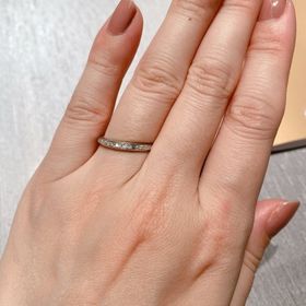 【ORECCHIO(オレッキオ)の口コミ】 バケットカットのダイヤを使ったハーフエタニティタイプのリング。重厚感…